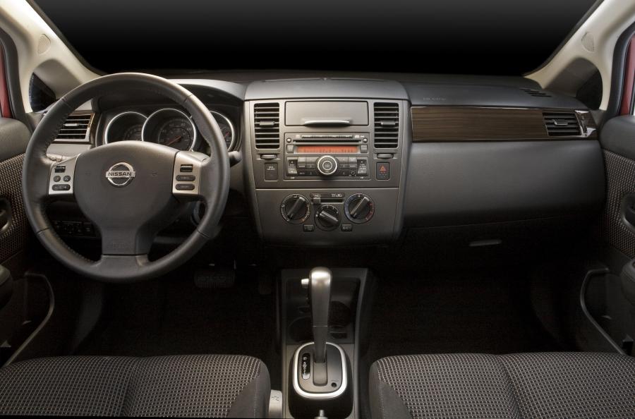  Nissan Versa 2010 года  (фото 8 из 35)